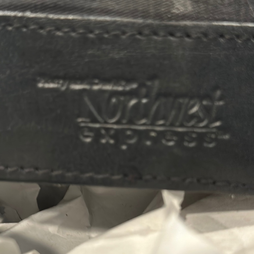 Sleek Black Leather Shoulder Bag - Picture 5 of 6